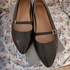 Gently used Vionic flats, black, 11w